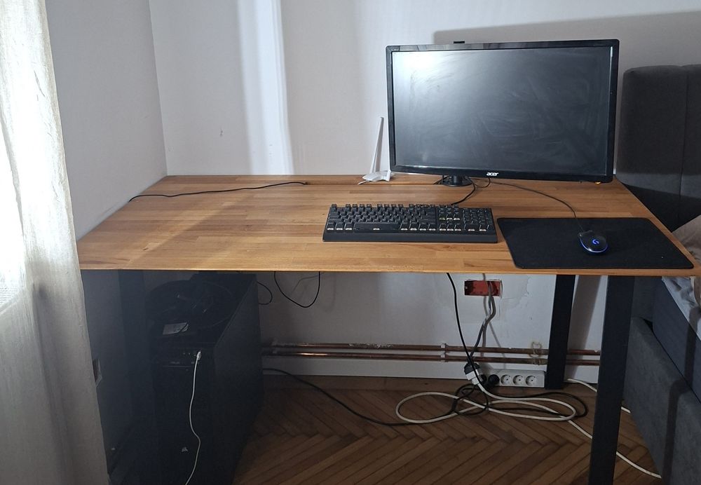 Birou din lemn cu picioare de metal