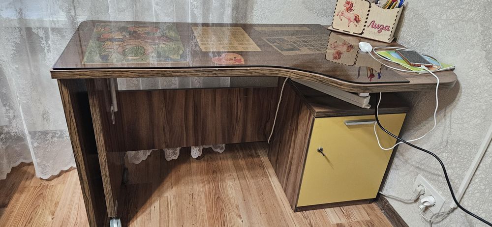 Угловой шкаф и письменный стол