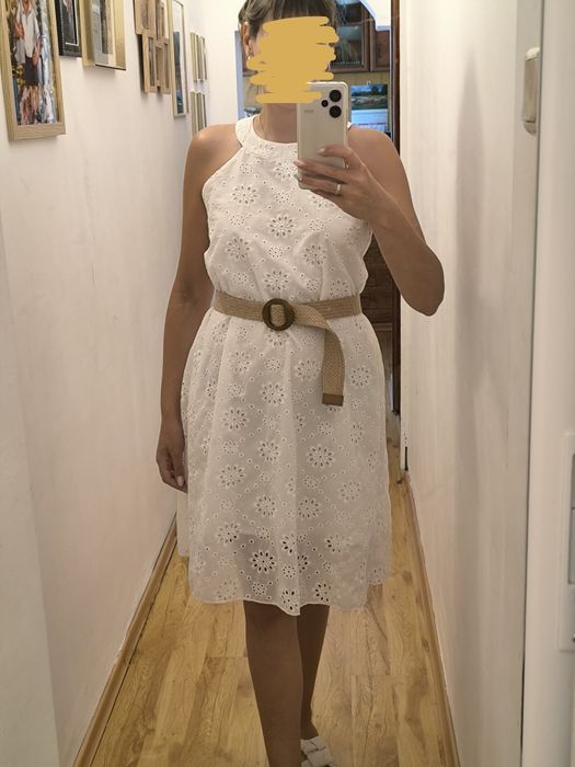 Бяла дантелена рокля