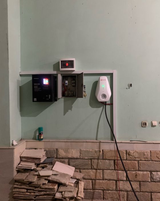 установка зарядного устройства и профисёналные электрик