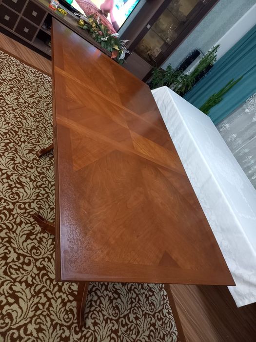 Шикарный стол в гостинную