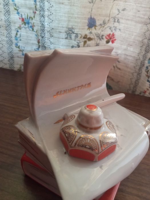 Фарфоровая чернильница 'Книги"