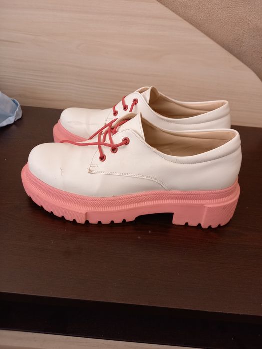 Дамски спортни обувки носени броени пъти