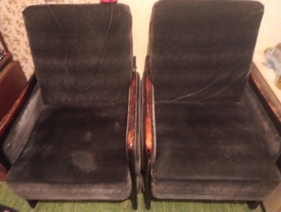 Два кресла черного цвета