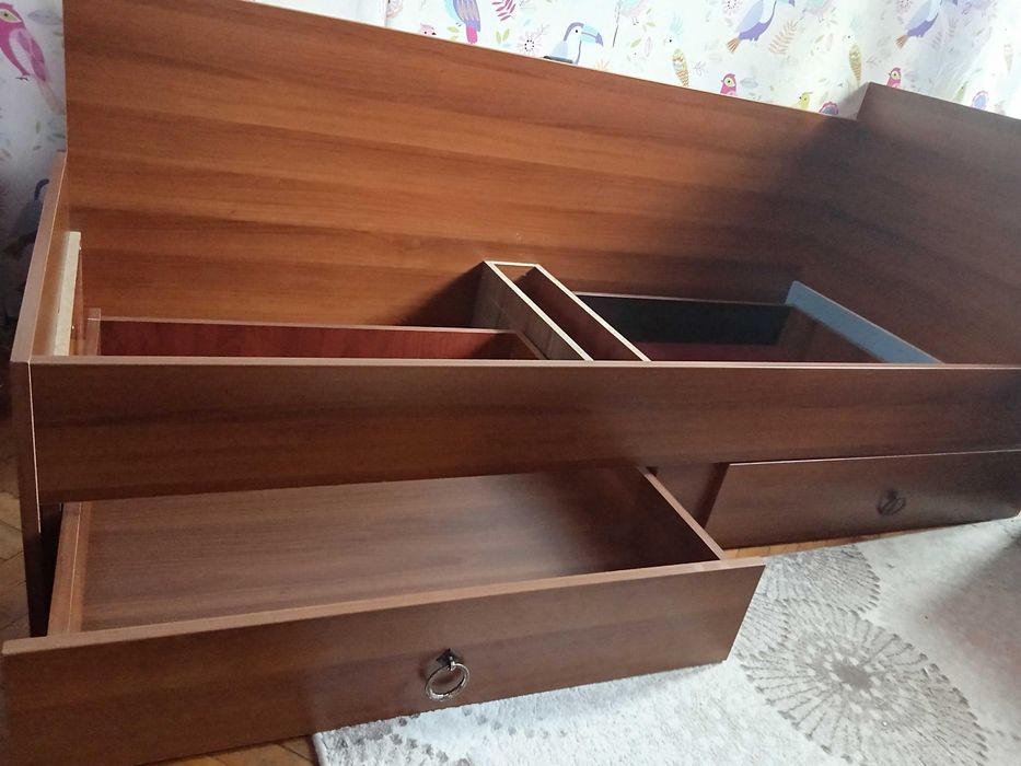 Мебели за детска стая .Комплект легла и бюро.