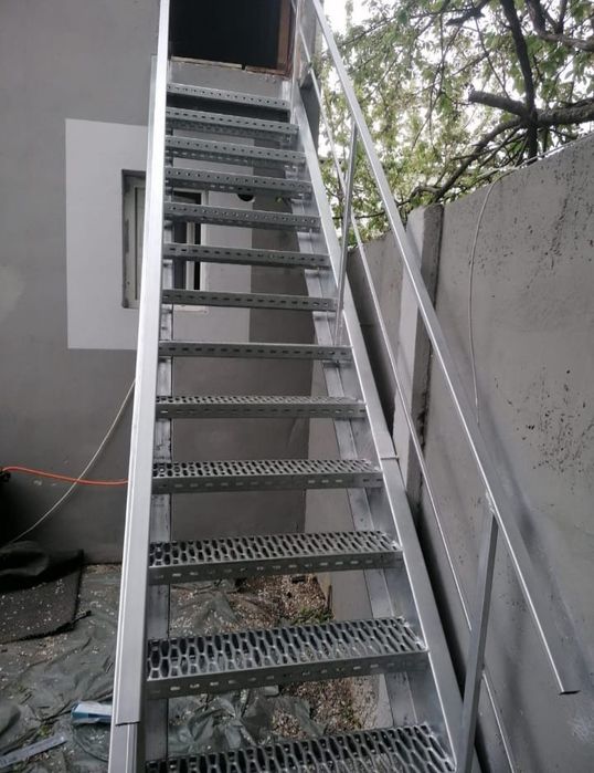 Scara metalica zincata pe configuratie