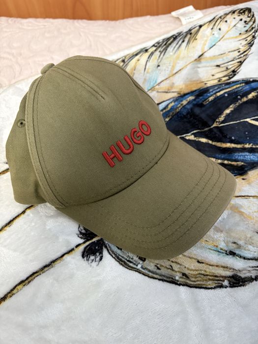 Șapcă Hugo Boss roșie ORIGINALĂ – stare foarte bună