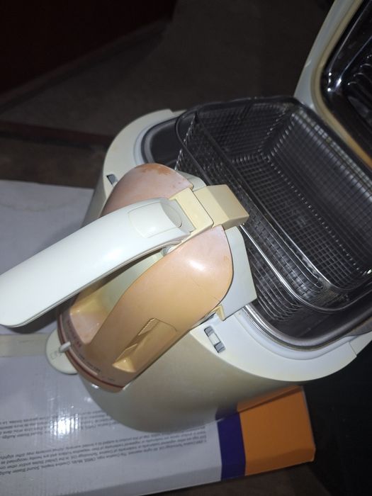 Продавам фритюрник Bosch