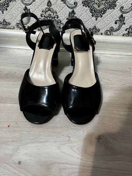 Босоножка черная