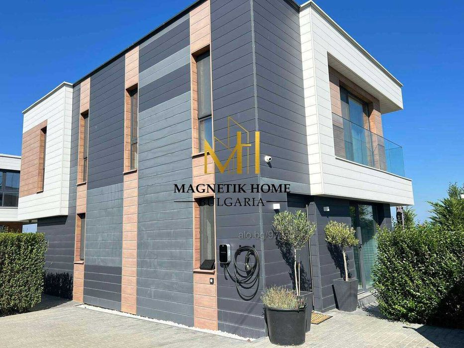 Великолепна къща с 3 спални, 4 бани, 2 паркоместа  в ж.к. Крайморие