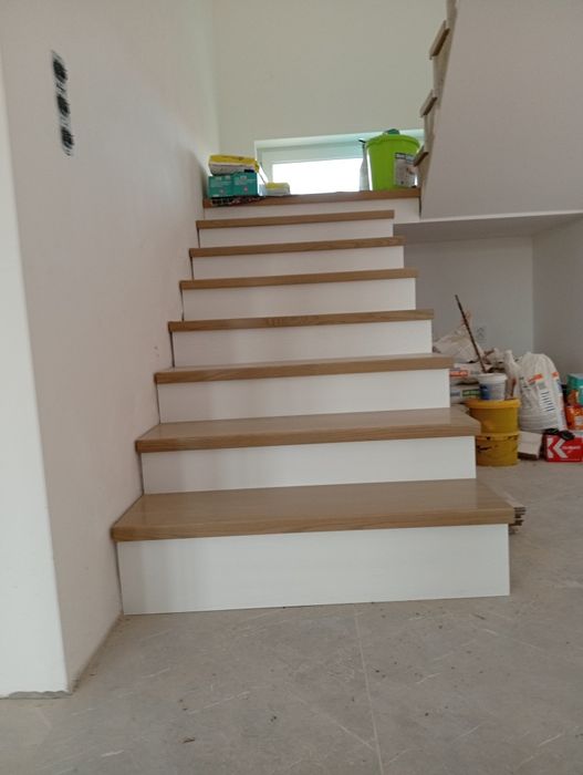 Scara din lemn masiv stratificat .