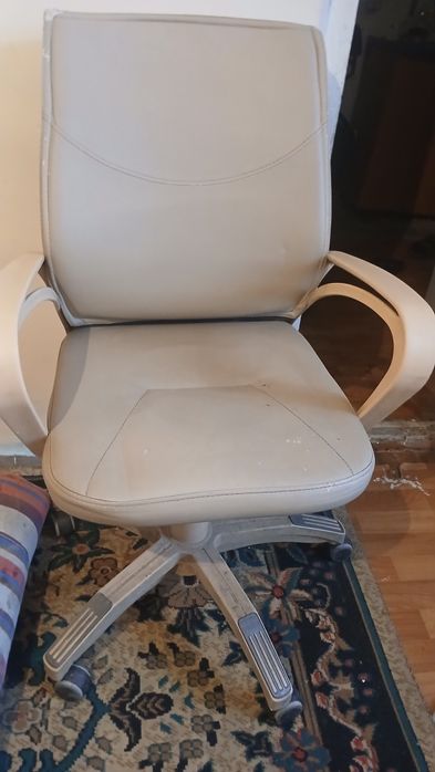 Офисные кресло..