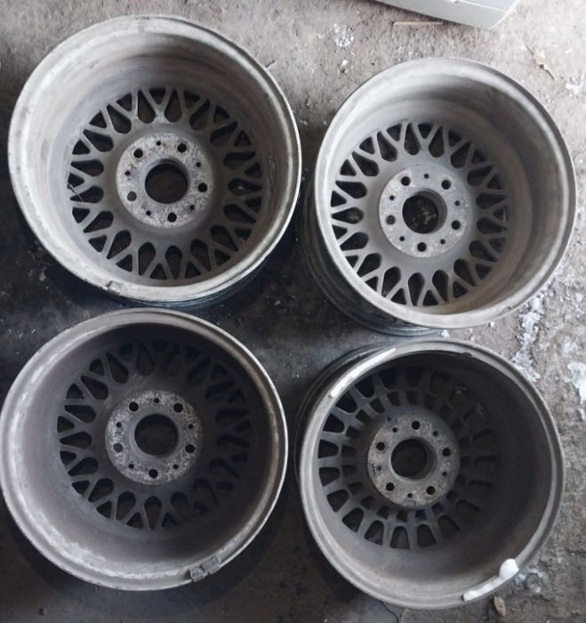 Диски R15 на BMW. Один отличается.