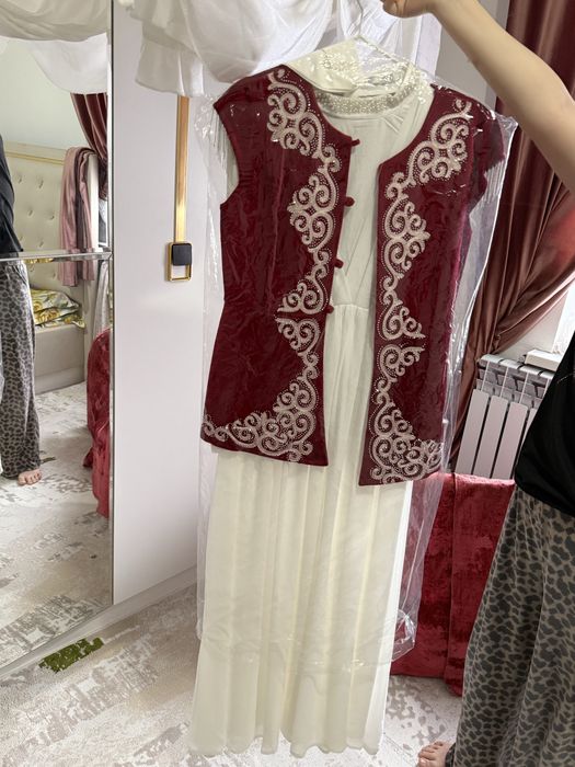 Қазақша жекет пен ақ көйлек