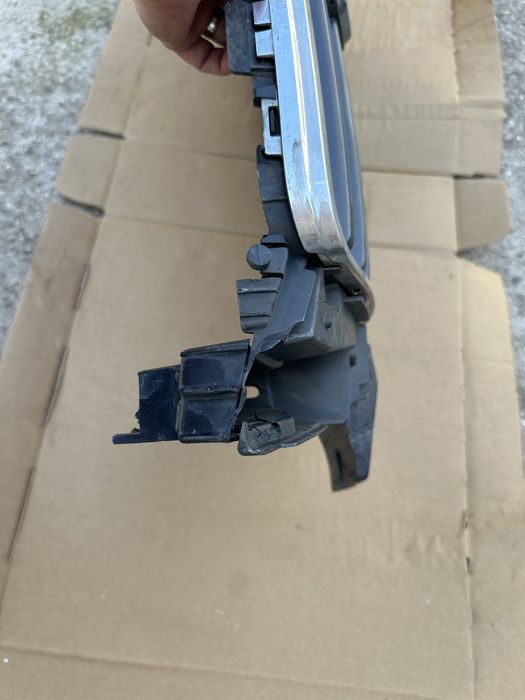 Grila centrala bara fata radiator Audi A5, prindere rupta. 8T0853651E