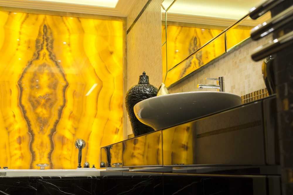 Оникс натуральный в слэбах и мозайка