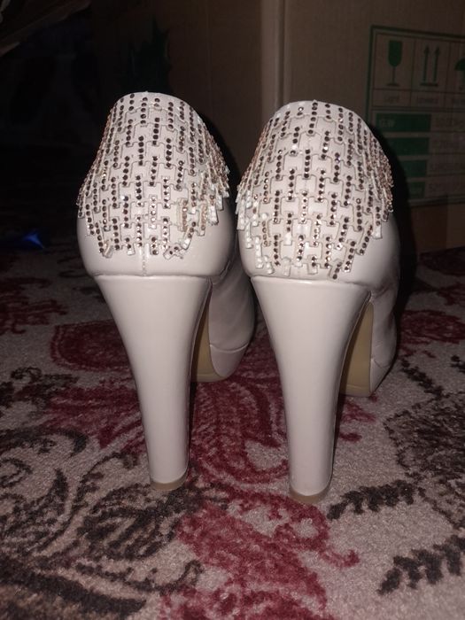 Туфли молочновый