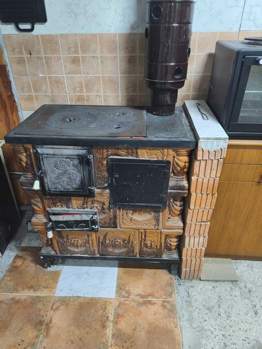 Vând soba teracota cu plita și cuptor.