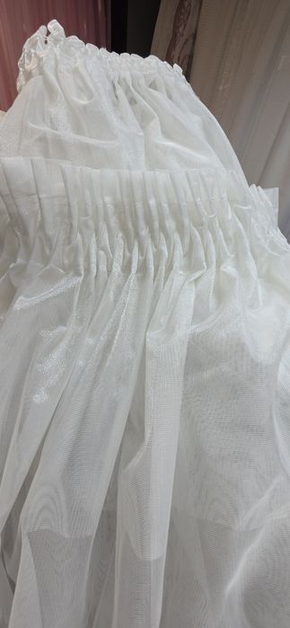 Perdeaua din imagine este confecționată dintr-un material fin și elegant, ideal pentru amenajări clasice sau romantice.
