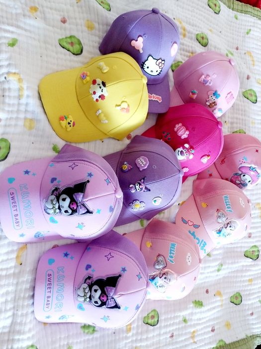 Кепки новые продам