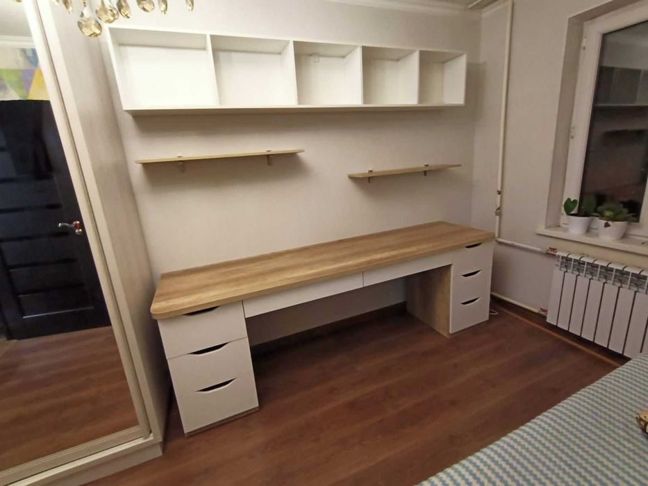 Столы двухтумбовые.