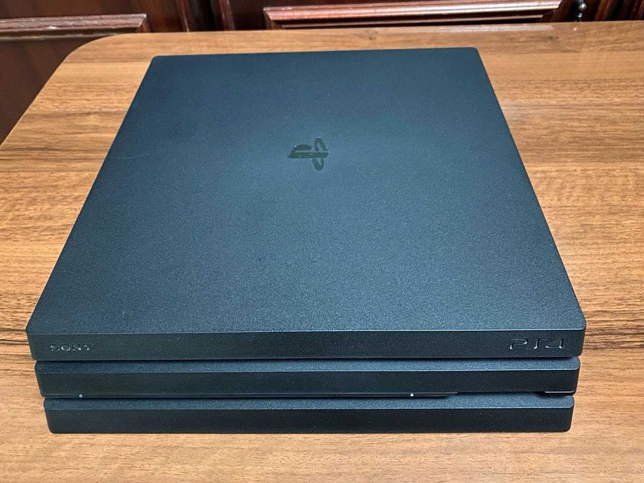 Продаётся PS 4 Pro 1 Tb с 2 оригинальными джойстиками