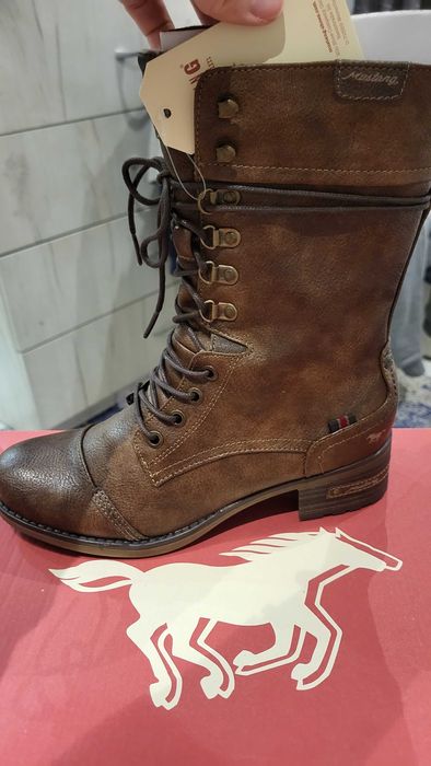 Дамски боти Mustang номер 37.