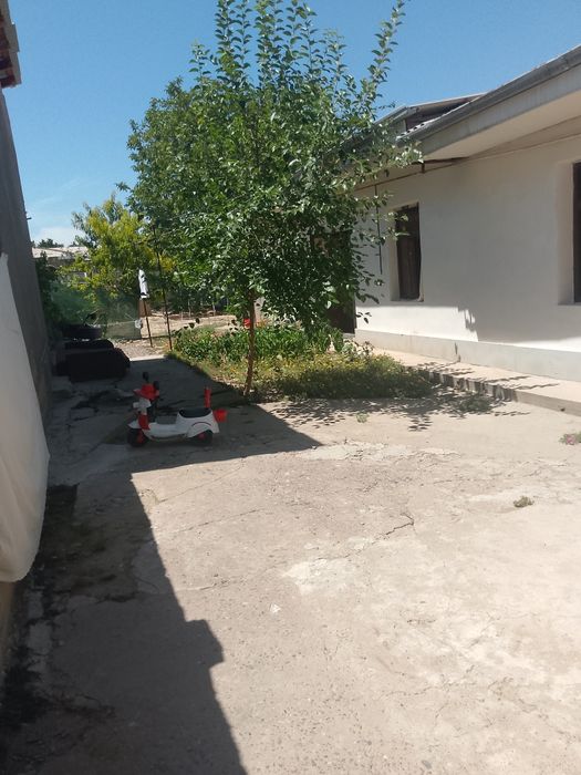 Hovli uy sotiladi