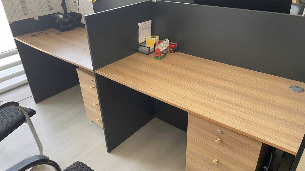 Ofis uchun bo'lmali mebel stol