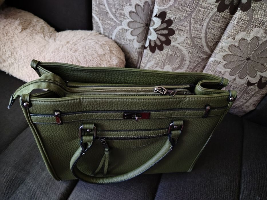 Vând geantă nouă nefolosita verde măslină