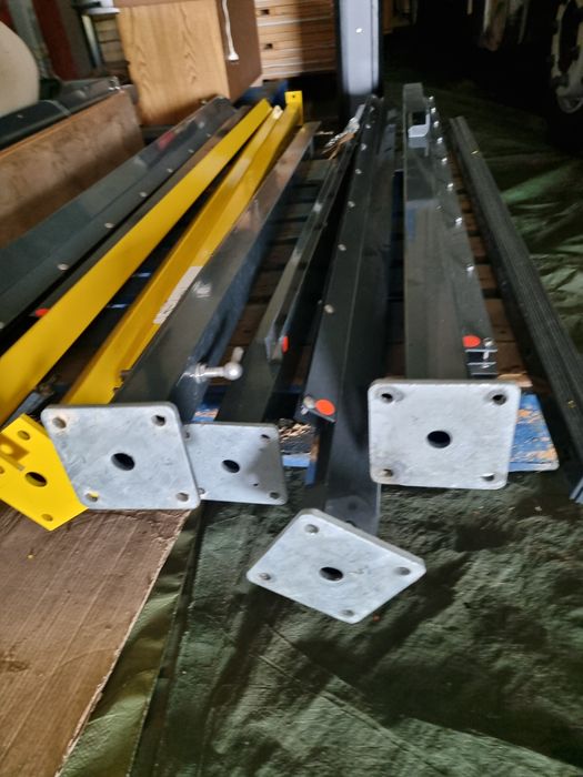 Stâlpi de gard, cu talpa de prindere