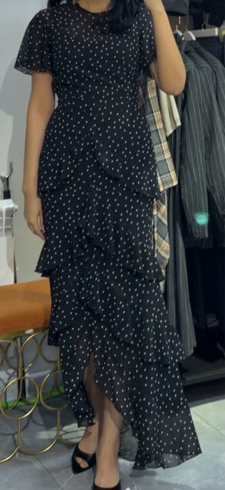 Чёрное платье в горошек с воланами