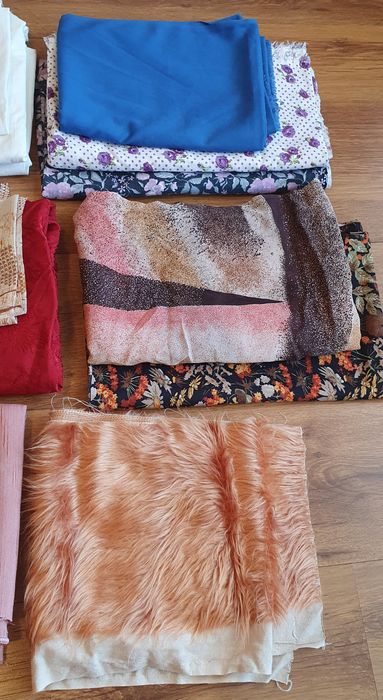 Разни платове,  парчета, ципове, копчета, дантела и недовършени карета