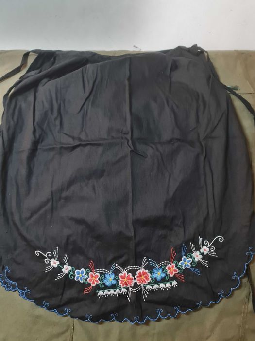 Автентични ръчно бродирани, сатенени престилки