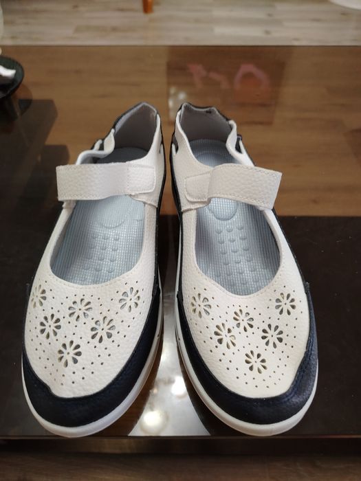 Новые кожаные женские сандали.