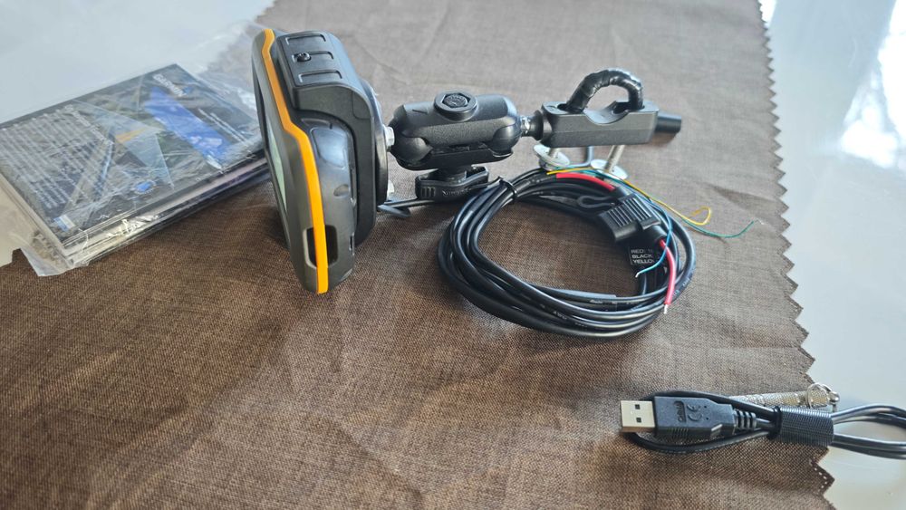 GPS Навигация Garmin Montana 600 със зареждаща стойка RAM монтаж