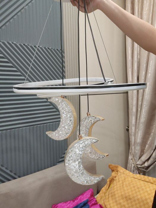 Продам люстру лунный