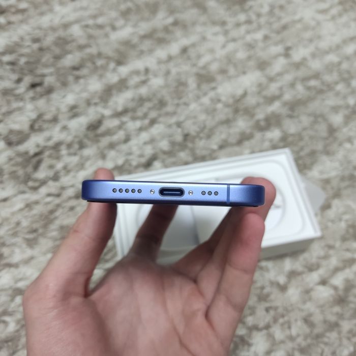 Apple iPhone 16 ultramarine