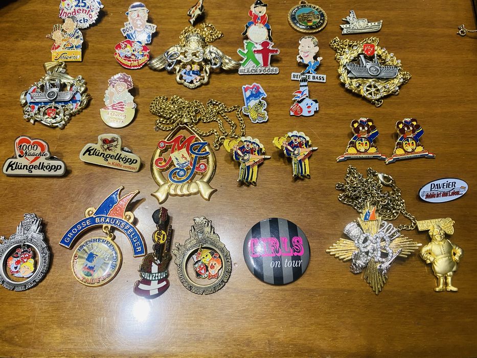 Lot 31 insigne si decoratiuni
