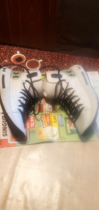 Vând adidași Under Armour mărimea 38 bej .Stare foarte bună.