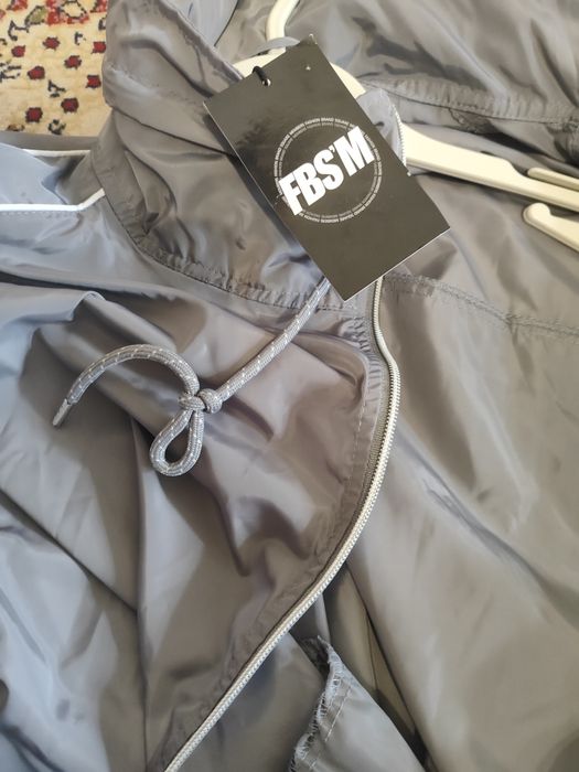 Продам женскую ветровку