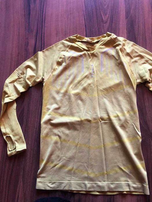 разпродажба на спортни тениски и оформящ безшевен клин