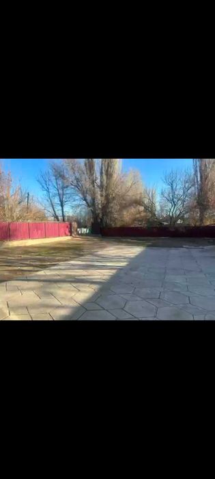 Продам дом с евроремонтом. Двор — брусчатка, есть гараж.