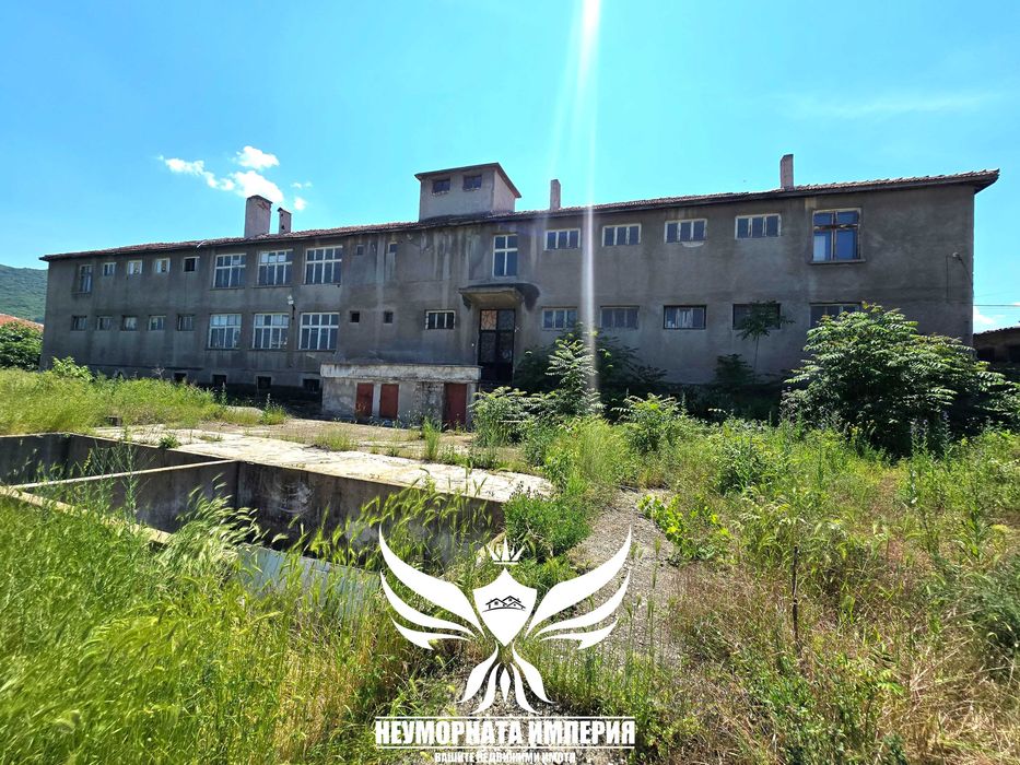Под наем цех/склад в триетажна сграда - промишлено помещение с двор 1800кв и 1050 РЗП в гр.Куклен