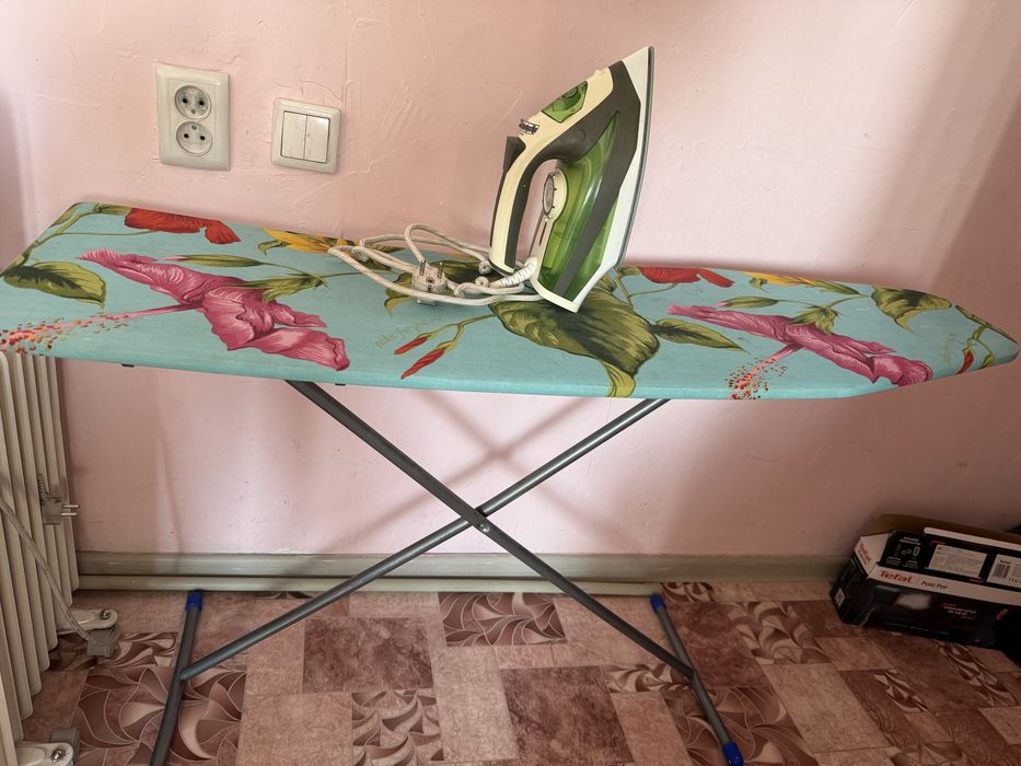 Утюг и гладильная доска