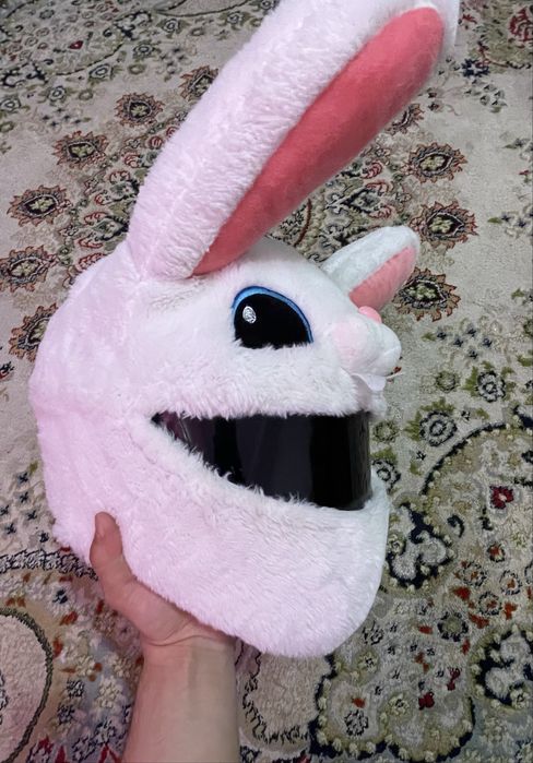 Белый шлем GIKE и кролик