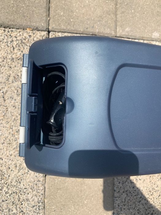 Продавам авто хладилник!