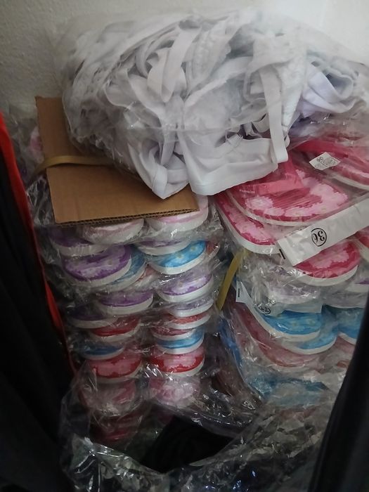 Totul la gramada haine articole diferite pt piata noi