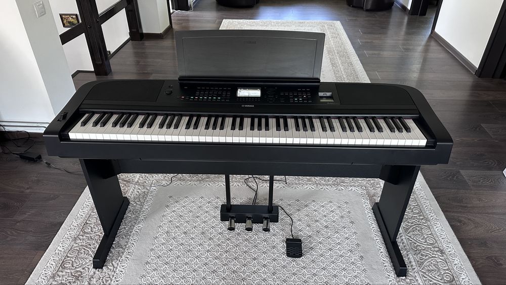 Vând pianina Yamaha DGX - 670B