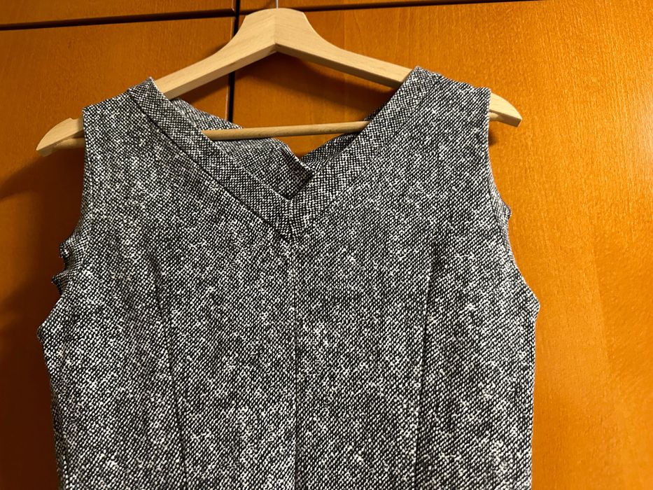 Права рокля в черно-бяло